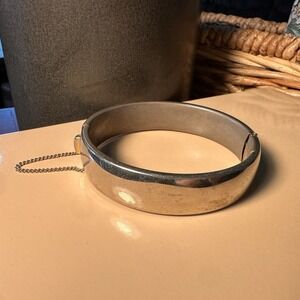 Vintage Design Silvertone Cuff Bracelet Safety Clasp & Chain‎ Brushed Finish